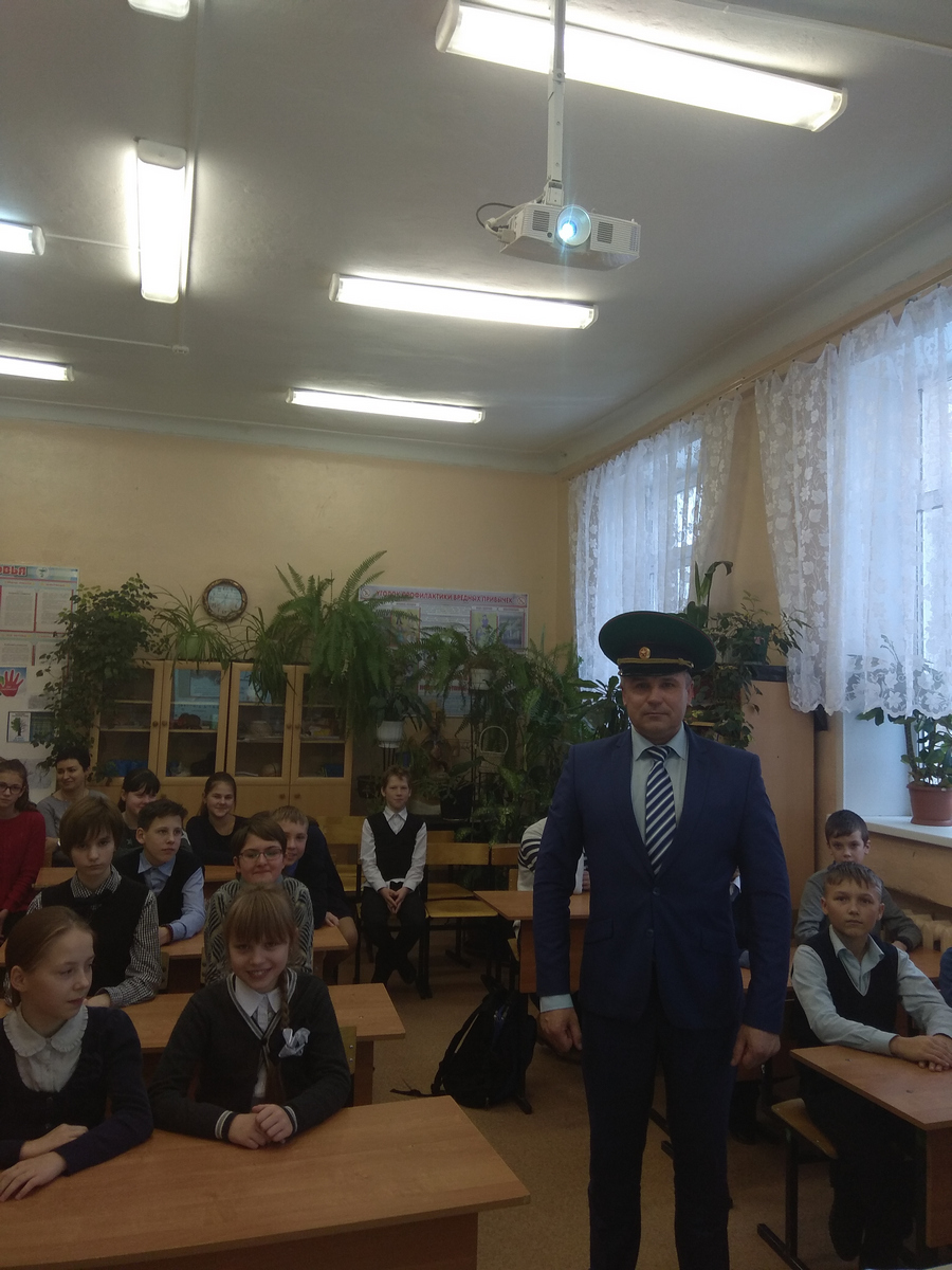 Анатолий Игоревич с ребятами нашей школы